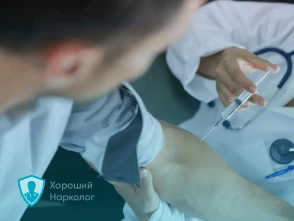 Врач делает укол для химического блока от алкоголя